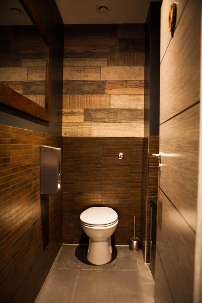 Ribs & Burgers Toilet