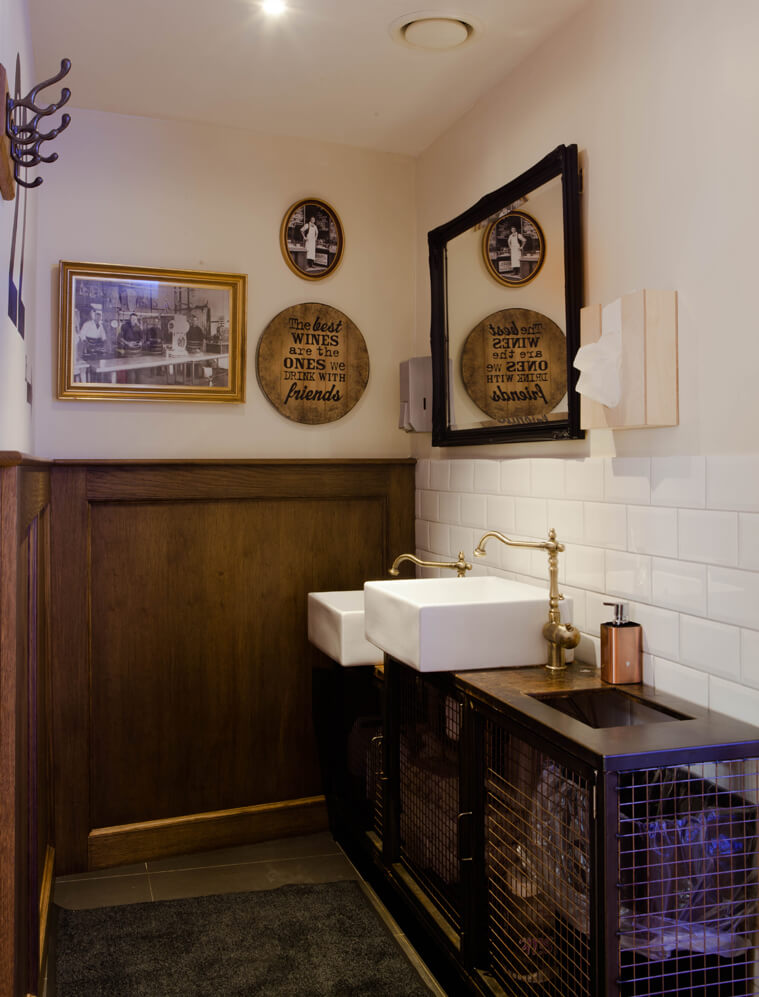 Ribs & Burgers Washroom